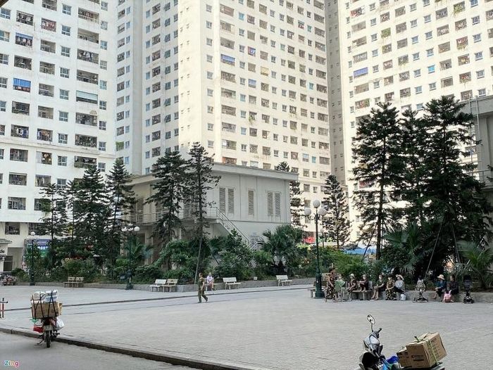 Sáng 18/10, khu vực sân chung cư không còn hiện tượng tụ tập, bật nhạc lớn.