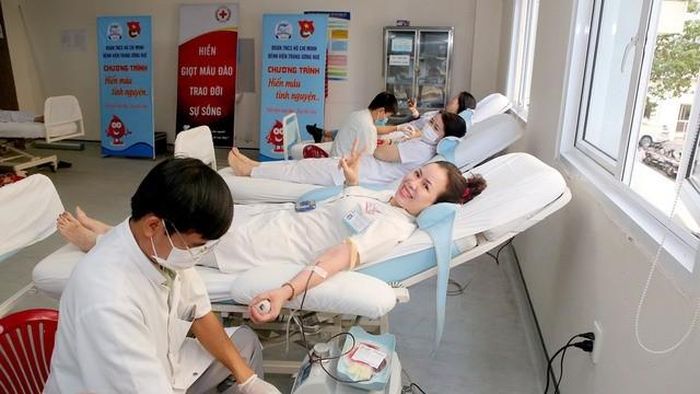 Tuần lễ "Hiến máu tình nguyện" trong nữ cán bộ, viên chức BV Trung ương Huế bắt đầu từ ngày 17/10.
