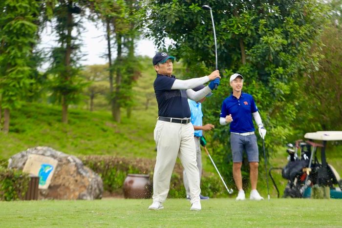 Thời tiết hôm nay 19/10 có một chút mưa phùn nhưng không quá ảnh hưởng tới việc đánh golf của các golfer.