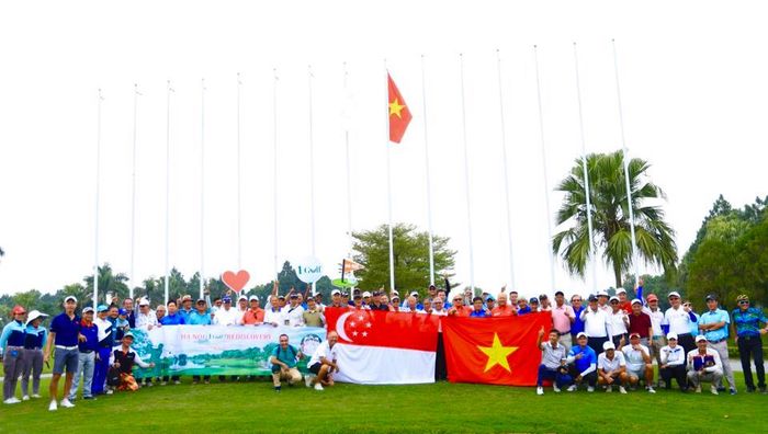 Hơn 100 golfer quốc tế chụp ảnh lưu niệm tại sân golf Đầm Vạc.
