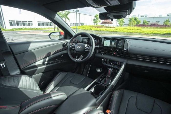 Nội thất mang đậm phong cách thể thao cá tính của Elantra thế hệ mới
