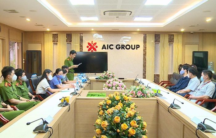 Cơ quan Cảnh sát điều tra đọc lệnh khám xét Công ty cổ phần Tiến bộ Quốc tế AIC hồi cuối tháng 4-2022