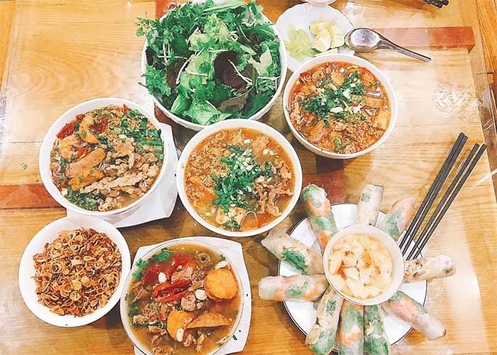 Không chỉ khi chồng đổ bệnh Ngọc Hà mới chăm Công Lý kỹ như vậy mà trước đây khi mới về chung một nhà, cô đã nổi tiếng là người chịu khó nấu nướng cho chồng ăn.