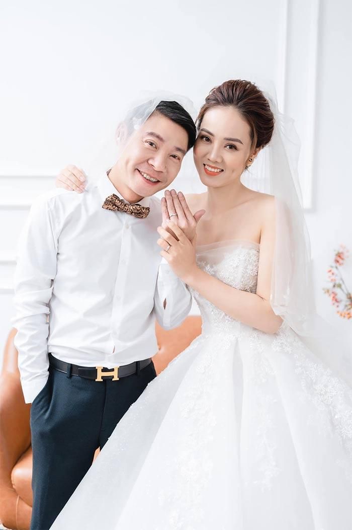 Đầu năm 2021, NSND Công Lý và bà xã kém anh 15 tuổi tổ chức lễ cưới. Hai người đã có 5 năm hẹn hò trước khi trở thành vợ chồng.