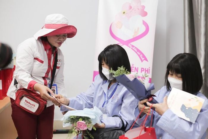 Bệnh viện K – Cơ sở Tân Triều hiện là nơi điều trị của 75 bệnh nhân ung thư vú. Đối với họ, những ngày điều trị luôn đầy ắp sự mệt mỏi, đồng thời khiến họ trở nên khép mình hơn.