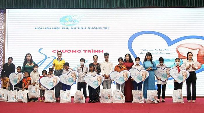 Hội LHPN tỉnh tố chức chương trình “Mẹ đỡ đầu lan tỏa yêu thương” - Ảnh: TL