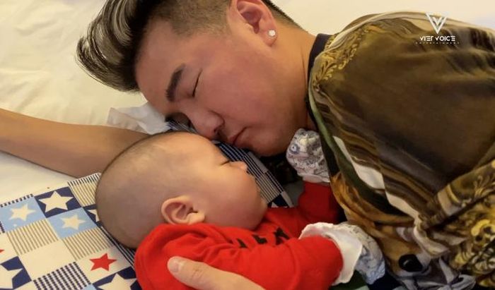 Đàm Vĩnh Hưng chăm lo từng miếng ăn, giấc ngủ cho con. Ảnh: Nhân vật cung cấp