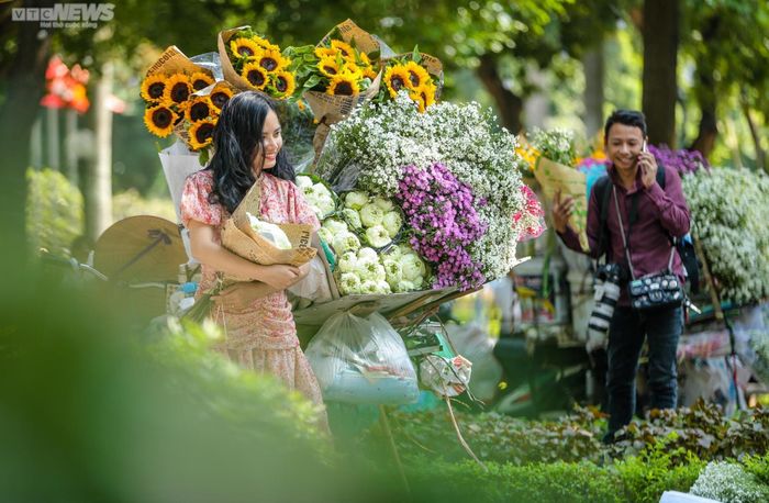 Những chiếc xe chở đầy cả trời thu là nơi để các bạn trẻ thỏa sức chụp hình, "sống ảo".