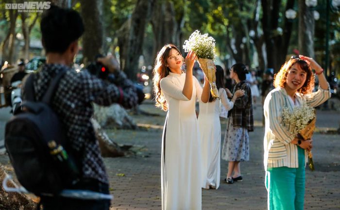 Ngay từ sáng sớm, nhiều bạn trẻ có mặt trên đường phố Phan Đình Phùng để ghi lại khoảnh khoắc bình minh tuyệt đẹp khi những tia nắng xuyên qua hàng cây, kẽ lá.