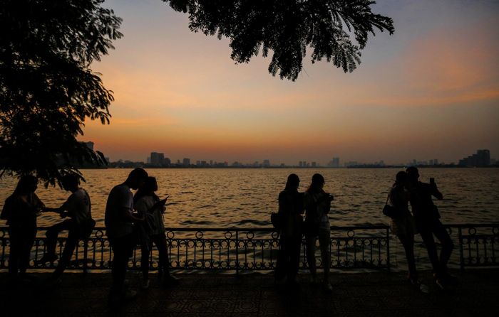 Giữa tiết trời se lạnh của mùa thu, dừng chân và ngắm Hồ Tây vào chiều hoàng hôn là những trải nghiệm thú vị, mang đến cho con người một cảm giác thư thái và bình yên.