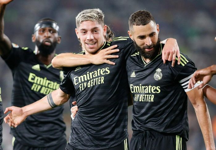  Valverde (trái) và Benzema là hai nhân tố chính giúp Real Madrid chơi thăng hoa thời gian qua. Ảnh: Reuters. 