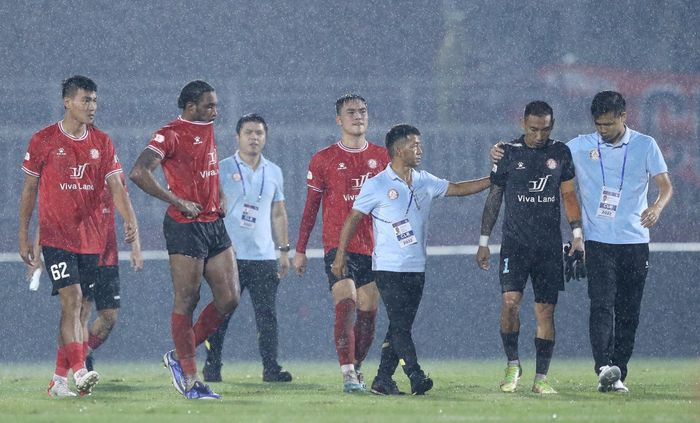  Ông Thành thừa nhận cách tiếp cận trận đấu không tốt và nhiều lỗi cá nhân vì mất trụ cột như Brendon Lucas và Ngô Hoàng Thịnh. Sau trận thua 0-6 trước Hà Nội, CLB TP.HCM giữ nguyên 17 điểm và so kè với Hà Tĩnh ở vị trí chót bảng. 