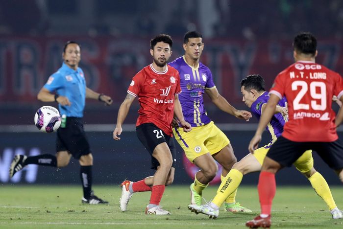  Đẳng cấp của Lee Nguyễn gần như không thể phát huy hiệu quả trước dàn cầu thủ đồng đều bên phía đội khách Hà Nội. 