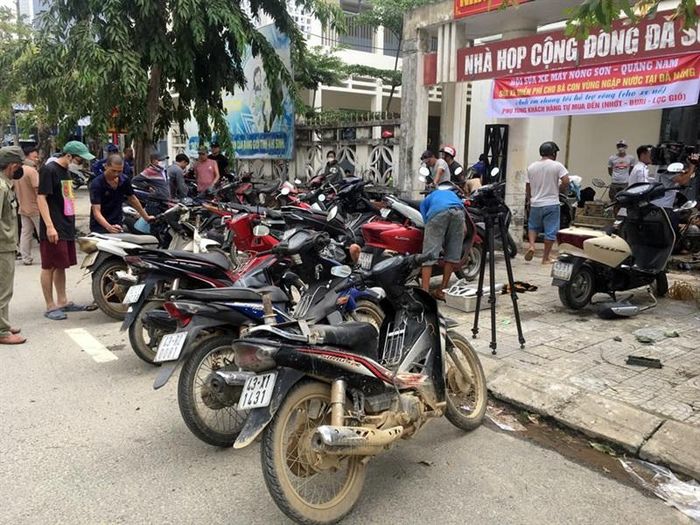 Rất đông người dân đến điểm sửa xe miễn phí.