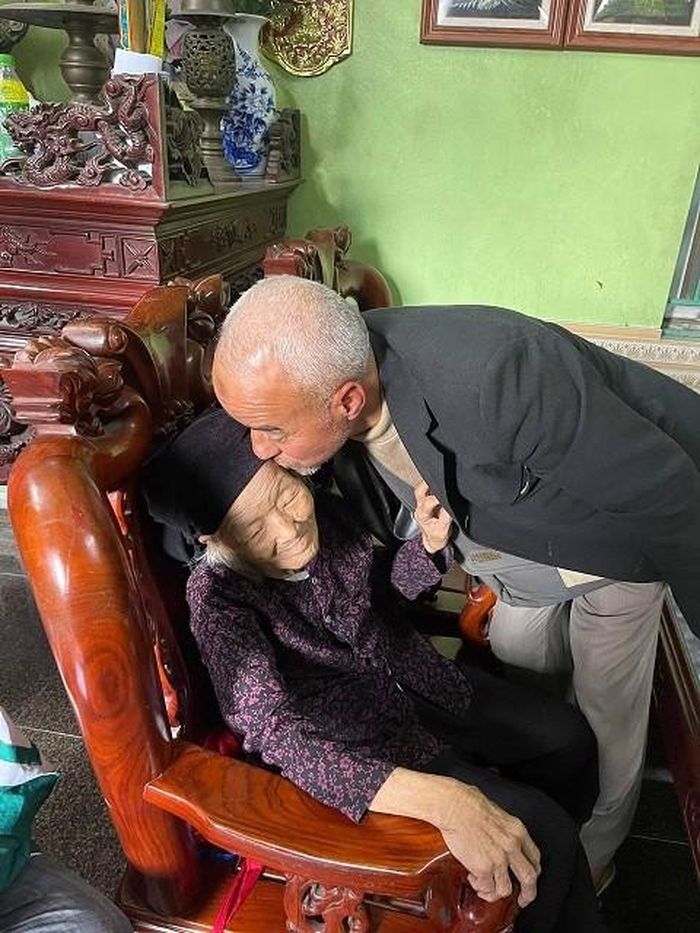 Ông Ahmed gặp lại mẹ sau gần 60 năm.