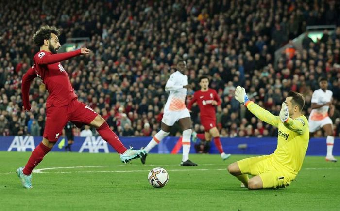 Salah không thể thắng Fabianski trong pha đối mặt