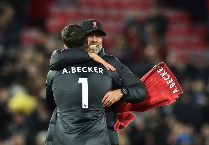 Jurgen Klopp chúc mừng thủ thành Alisson