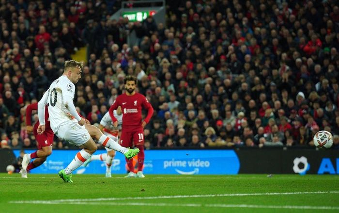 Cuối hiệp 1, West Ham được trọng tài cho hưởng quả penalty