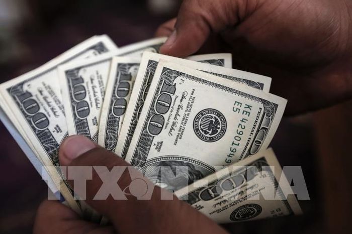 Đồng 100 USD. Ảnh: AFP/TTXVN