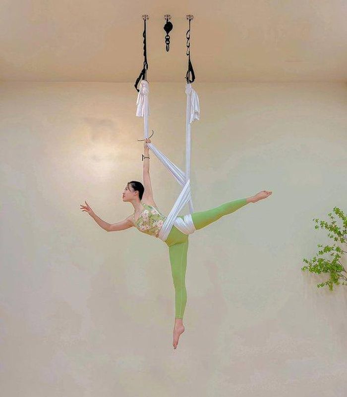 Phương Linh lựa chọn tập yoga dây để cải thiện vóc dáng