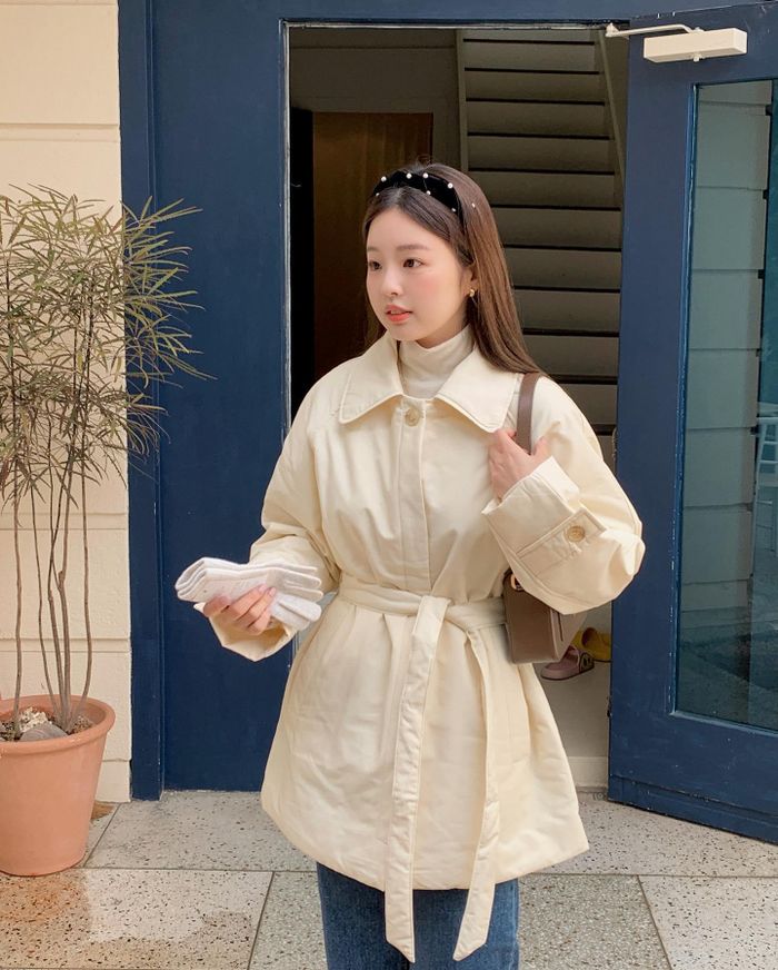Chi tiết thắt lưng buộc eo sẽ khiến chiếc áo phao to sụ trở nên gọn gàng, tôn dáng hơn
