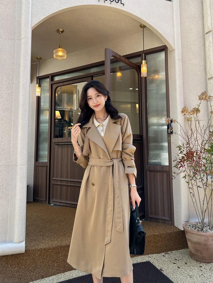 Với những mẫu áo khoác dáng dài, áo phao... bạn nên chọn những thiết kế có thêm chi tiết thắt lưng buộc ngang eo