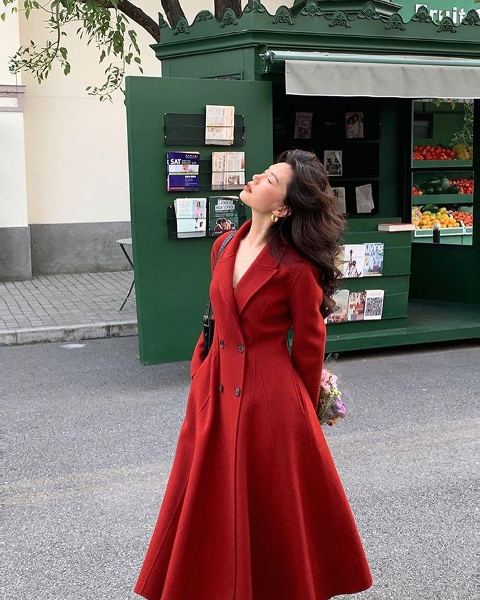 Chi tiết chiết eo giúp tổng thể outfit bớt nặng nề, không sợ bị dìm dáng