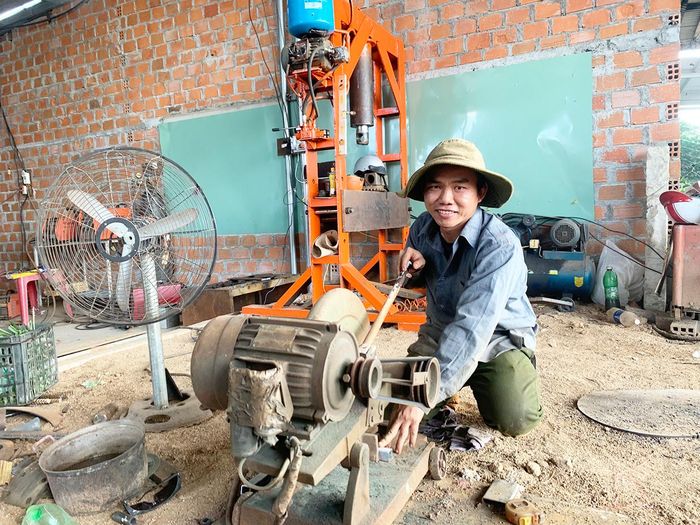 Mỗi khi có thời gian rảnh rỗi, anh Nguyễn Văn Hậu (tổ 7, thị trấn Phú Túc) tìm tòi nghiên cứu sáng chế các loại máy nông nghiệp phục vụ sản xuất. Ảnh: Vũ Chi