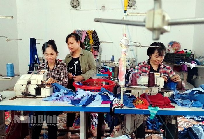 Chị Định Thị Yến (áo nâu) hướng dẫn để chị em thành thạo từng đường kim mũi chỉ.