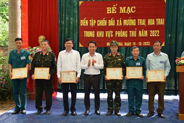 Các cá nhân nhận giấy khen của UBND huyện