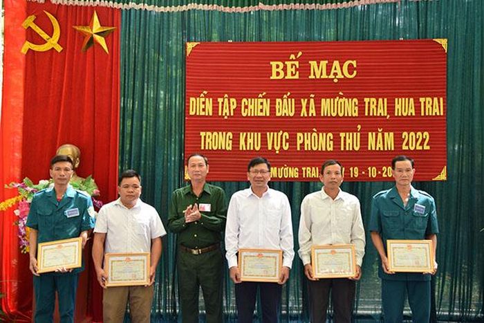 Lãnh đạo huyện Mường La tặng giấy khen cho các tập thể có nhiều thành tích trong diễn tập.