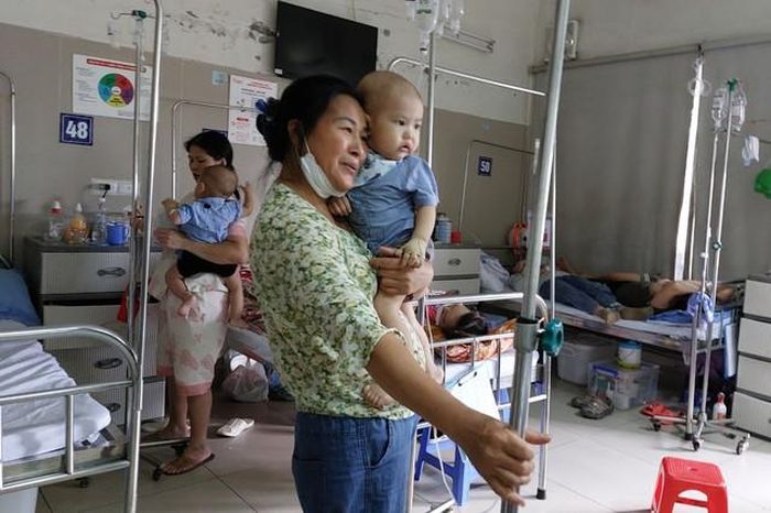 Biết tin đứa cháu ngoại 15 tháng tuổi mắc căn bệnh hiểm nghèo, bác Dần (Bắc Giang) bán hết tất cả những sào lúa non, xuống viện phụ giúp con gái chăm cháu.