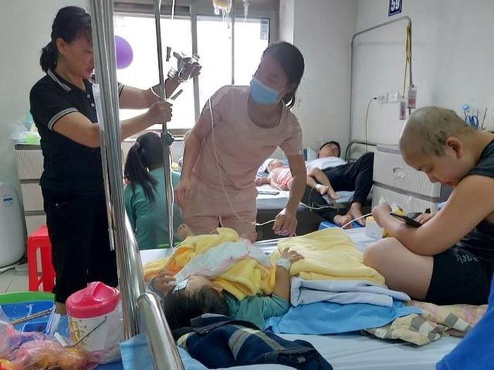 Giây phút hiếm hoi chị Phượng được thảnh thơi, khi đặt được đứa con nhỏ nằm ngủ trên giường.
