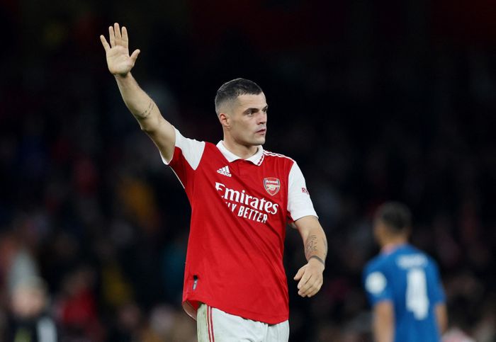  Xhaka đã ghi 3 bàn ở mùa giải năm nay, bằng với thành tích của anh trong cả mùa giải trước. Theo Opta, đây cũng là lần đầu tiên tiền vệ người Thụy Sĩ ghi bàn cho Arsenal bằng chân không thuận. Trước đó, anh đã ghi 16 bàn bằng chân trái. 