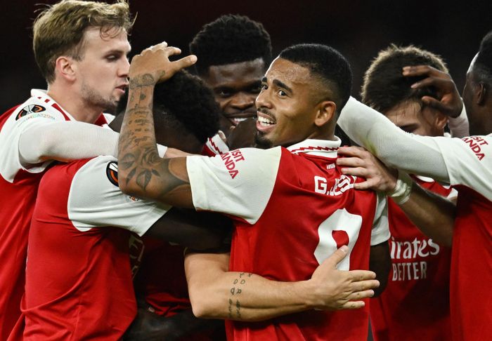  Pha lập công của Xhaka cũng chính là khoảnh khắc định đoạt trận đấu trên sân Emirates. Arsenal thắng PSV 1-0 để giữ chắc ngôi đầu bảng với 12 điểm, hơn đối thủ Hà Lan 5 điểm. Thầy trò HLV Mikel Arteta có chiến thắng thứ 8 liên tiếp trên mọi đấu trường. 
