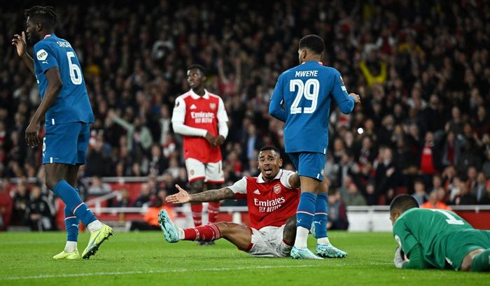  Arsenal tạo thế trận áp đảo trên sân nhà với tỷ lệ cầm bóng 61% cùng 25 cú sút, 8 trong số đó đi trúng đích. 