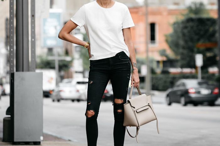 Quần jeans và áo phông phù hợp để đi dạo phố hơn là tham dự đám cưới. Ảnh: Fashion Jackson.