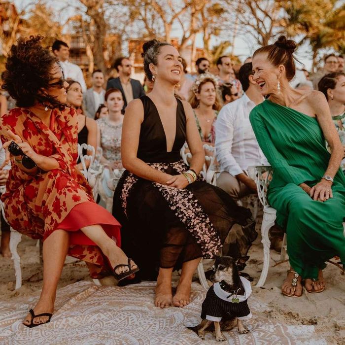 Trang phục đen nên được kết hợp thêm với màu khác. Ảnh: Brides.