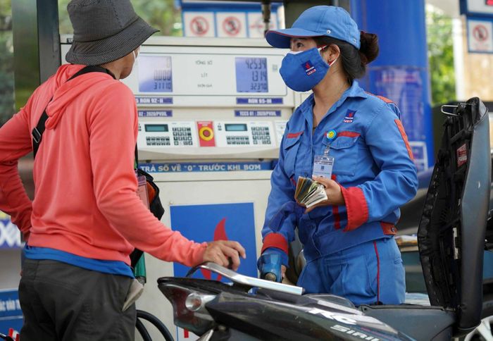 Từ 15 giờ chiều 21-10, giá xăng tăng nhẹ với 2 lần tăng liên tục sau 4 lần giảm giá