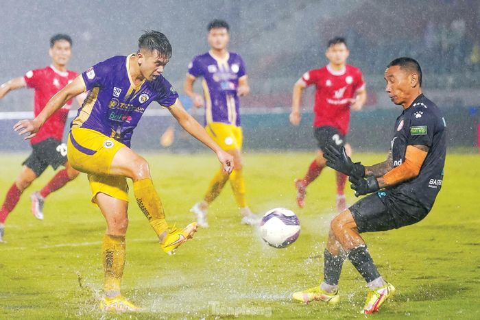 Trận thua 0-6 trước Hà Nội đã khiến Tp Hồ Chí Minh rớt xuống cuối bảng xếp hạng V-League 2022. Ảnh: Phạm Nguyễn