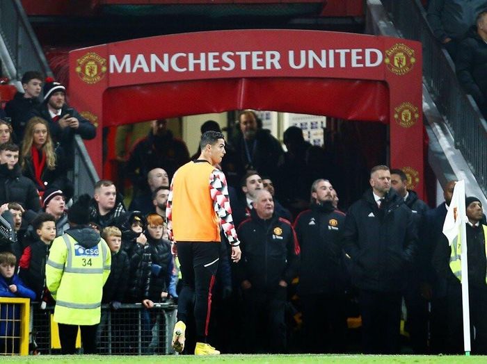 Ronaldo đi vào đường hầm trước khi trận MU vs Tottenham kết thúc