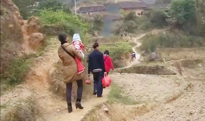 Đường vào nhà con gái khiến người đàn ông hoang mang.