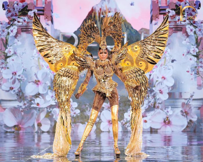 Một số bộ trang phục khác trong phần thi trang phục dân tộc tối qua tại Hoa hậu Hòa bình quốc tế 2022. 69 thí sinh hiện đã trải qua được 2/3 chặng đường tại Hoa hậu Hòa bình Quốc tế lần thứ 10. Đêm chung kết diễn ra ngày 25/10, tổ chức tại Trung tâm Hội nghị Quốc tế Sentul (SICC) Jakarta, Indonesia, trong đó đại diện Congo, Kyrgyzstan, Mozambique lần đầu tiên tham dự. Đương kim Hoa hậu Hòa bình Quốc tế là Nguyễn Thúc Thùy Tiên đến từ Việt Nam.