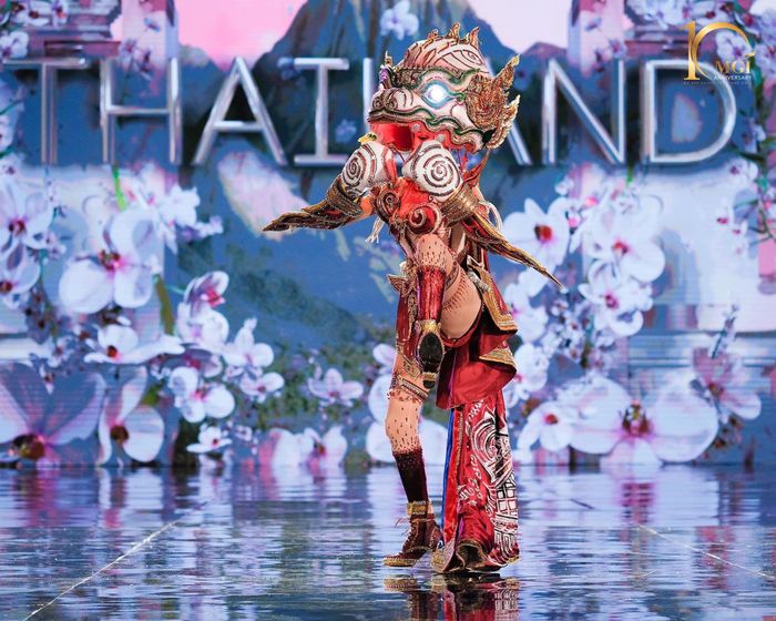 Đại diện của Thái Lan Engfa diện trang phục dân tộc "Thần khỉ Hanuman". Cô thể hiện những đường võ thuật điêu luyện trên sân khấu nên đặc biệt gây chú ý.
