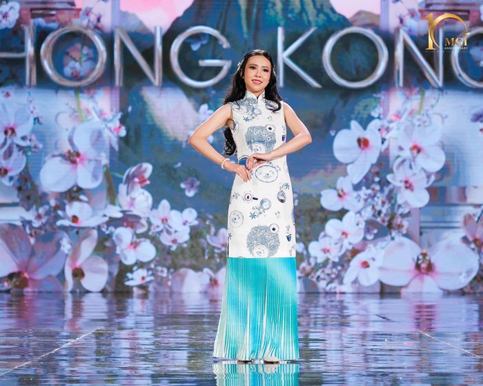 Hoa hậu Hòa bình Hong Kong khoác trên mình bộ trang phục truyền thống khá đơn giản, không có quá nhiều yếu tố gây chú ý mạnh.