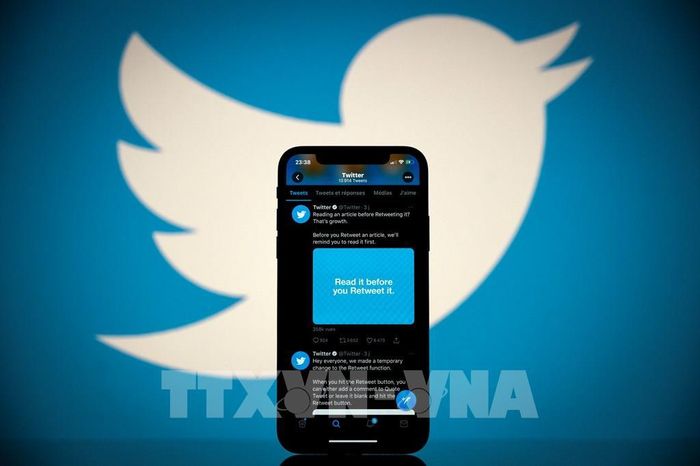 Biểu tượng Twitter trên màn hình điện thoại và máy tính bảng tại Toulouse, Pháp. Ảnh: AFP/TTXVN