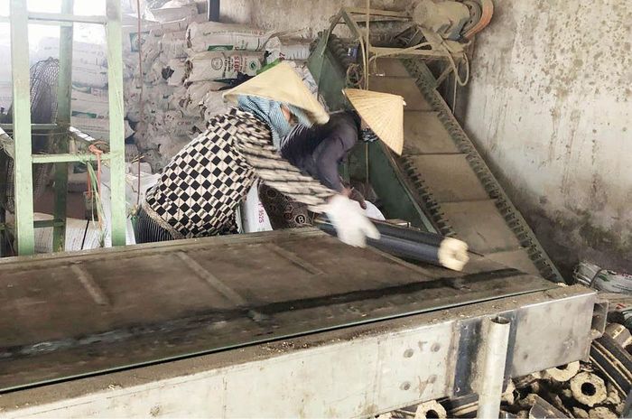 Công nhân sản xuất củi trấu