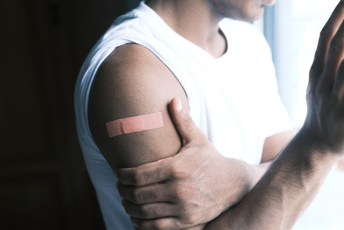  Đẩy mạnh tiêm vaccine là nhiệm vụ quan trọng trong bối cảnh dịch chồng dịch. Ảnh minh họa: towfiqu_barbhuiya. 