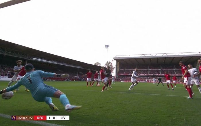  Trong hai trận gần nhất tại Premier League, Henderson có tổng cộng 14 pha cứu thua và không một lần để thủng lưới. Theo Squawka, thủ thành cho mượn từ MU ngăn chặn trung bình 2,63 bàn thua khi gặp Liverpool và Brighton. 
