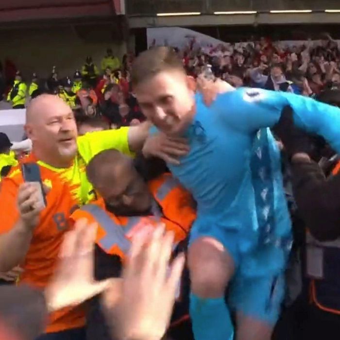  Henderson bộc lộ sự vui sướng khi giúp Nottingham đánh bại Liverpool. Thủ thành này nhảy qua tấm biển quảng cáo và đến chia vui cùng CĐV nhà. 